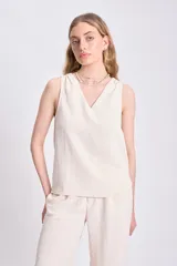 Top color crudo sin mangas con escote en V.