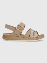 Sandalias planas color beige con tiras cruzadas, una de ellas con textura brillante. Ajuste con velcro y suela de doble densidad.