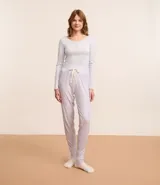 Pantalón de pijama estilo jogger con estampado de cuadros vichy, cintura elástica y lazo ajustable.