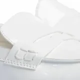 Mocasines blancos de cuero sintético con suela track y detalle de antifaz.