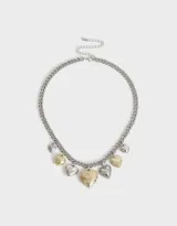 Collar corto dorado con cadena de eslabones y dijes colgantes de corazones con diferentes diseños.