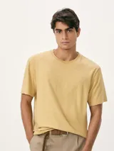 Remera manga corta color marrón de corte recto.