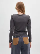 Remera gris de tejido acanalado, cuello redondo y corte crop.