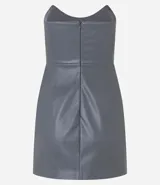 Vestido corto negro de material sintético con escote recto y abertura lateral.