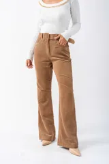 Pantalón marrón de pana con corte acampanado y cinturón con hebilla forrada.