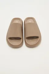 Sandalias tipo ojotas color negro con plataforma.