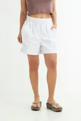 Short de algodón con estampado de rayas verticales finas en tonos celeste y blanco. Presenta cintura elástica fruncida.