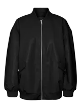 Chaqueta bomber oversize de cuero ecológico negro, con cuello alto, mangas largas y cierre con cremallera. Tiene bolsillos delanteros con cierre de botón a presión y un efecto engomado.
