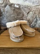 Pantuflas cerradas color beige, hechas a mano en cuero lanar 100% de producción nacional. Unisex.