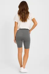 Short biker gris de calce alto.