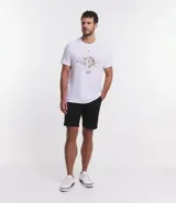 Remera blanca de algodón con cuello redondo y manga corta. Estampa frontal con diseño de brújula y mapa del mundo.