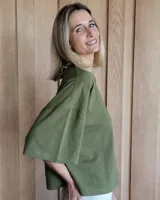 Remerón marrón de algodón, corte holgado y mangas cortas.