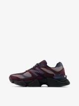 Zapatillas urbanas New Balance modelo U9060RFC, color borgoña con detalles en azul marino y gris.