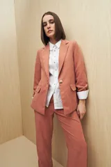 Blazer color beige de corte clásico en tela jaspeada, suave al tacto, liviana y con caída relajada.