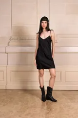 Vestido lencero negro de tirantes finos ajustables y escote en V.