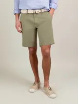 Bermuda lisa color verde oliva, marca El Ganso, corte regular fit, con dos bolsillos laterales y traseros con cintas insertadas.