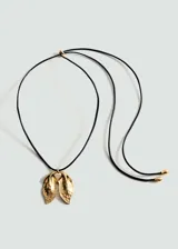Collar con cordón de cuero negro y adorno metálico dorado con diseño de hojas.