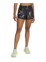 Short deportivo Under Armour Fly By 3.0 Printed para mujer, color negro con estampado abstracto en gris. Cuenta con cintura elástica, logo reflectivo y bolsillo lateral con cierre.