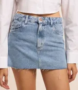 Minifalda de jean azul con bolsillos delanteros y traseros, cierre con botón y cremallera.