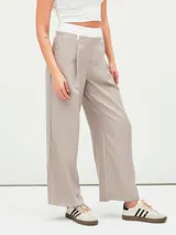 Pantalón de vestir color visón con finas rayas verticales, tiro alto y corte palazzo.
