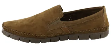 Mocasín color taupe, con elásticos laterales y costuras a la vista.