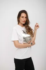 Remera blanca de manga corta con cuello redondo y un gran estampado frontal en tonos grises y negros que simula una fotografía con texto superpuesto que dice "YOUR CULTURAL ICON" y "DESIGN EVENT MELBOURNE".