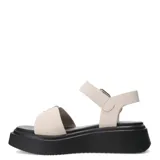 Sandalias nude con plataforma negra y hebillas plateadas.