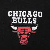 Pantalón de jogging negro con cintura elástica y cordón ajustable. Presenta estampados con logos de equipos de la NBA en ambas piernas.