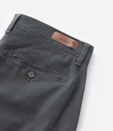 Bermuda masculina de sarga color rosa, corte slim, con bolsillos laterales y cierre con botón y cremallera.