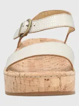 Sandalias con plataforma de corcho y tiras de cuero color plateado.