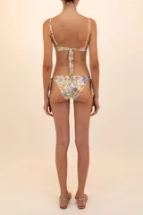 Top de bikini estilo corsetero con estampado floral multicolor, copas preformadas, tirantes delgados ajustables y cierre de coletas en la espalda.