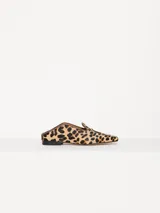 Mocasín mule de cuero con estampado animal print, capellada con recorte decorativo y aplique de corazón.