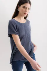 Blusa color beige de tejido de punto con lurex, de mangas cortas y corte holgado.