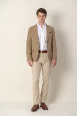 Saco color beige de corte slim fit confeccionado en tencel.