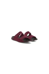 Sandalias Ecco 2nd Cozmo color borgoña con dos correas ajustables con velcro.