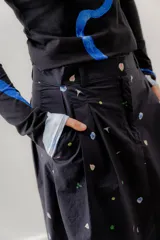 Falda midi de popelina de algodón con estampado de flores pequeñas.