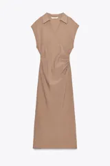 Vestido midi color beige con cuello solapa, escote en pico y manga corta. Cintura entallada con pliegues y cierre lateral con cremallera oculta.