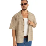 Camisa beige a cuadros con cuello solapa, manga corta y cierre con botones.