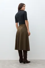 Falda midi de corte A, color verde oliva, con textura que simula gamuza.