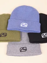 Gorro de lana verde oliva con logo de la marca Rusty bordado en negro.