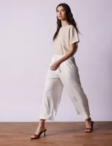 Pantalón wide leg color beige, marca Ninety. Con pretina ancha elastizada y lazo de ajuste.