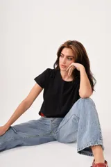 Remera de algodón color negro con diseño clásico y corte relajado.