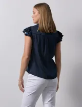 Camisa azul de satén, marca Alex & Lili. Cuello a la base con solapa, escote en V, apertura central con botones y sisa con volados.