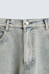 Pantalón de jean celeste con efecto lavado, corte relaxed fit y múltiples bolsillos cargo.