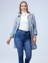 Camisola de rayas en tonos multicolor y verde agua, con botones y cuello clásico.