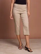 Pantalón capri amarillo de gabardina elastizada marca Ruby Rd, con pretina ancha elastizada, bolsillos delanteros simulados y bolsillos traseros aplicados.
