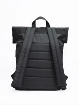 Mochila color beige con cierre superior enrollable y hebilla de ajuste.