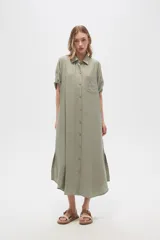 Vestido camisero midi negro de corte holgado, con cuello camisero, mangas cortas con trabillas, cierre frontal con botones, bolsillo en el pecho y bolsillos laterales.