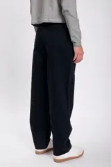 Pantalón jean recto color negro, con diseño clásico de cinco bolsillos.