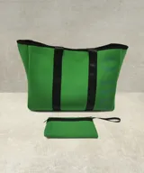 Bolso de neopreno color verde para la playa, con bolsillo interno de red y sobre a juego.